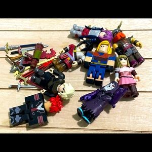 8 Roblox action figures with accessories